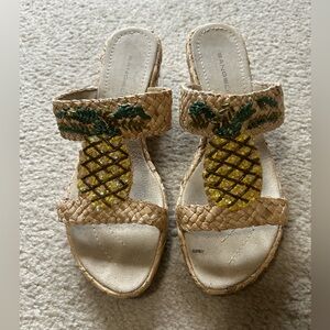 Y2K Bandolino Beaded Sequin Pineapple Woven Heeled Summer Fruit Sandals size 8.5
